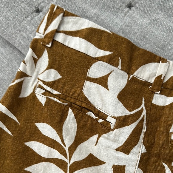 Old Navy Brown and White Bermuda Shorts with Tropical Print - Picture 11 of 13
